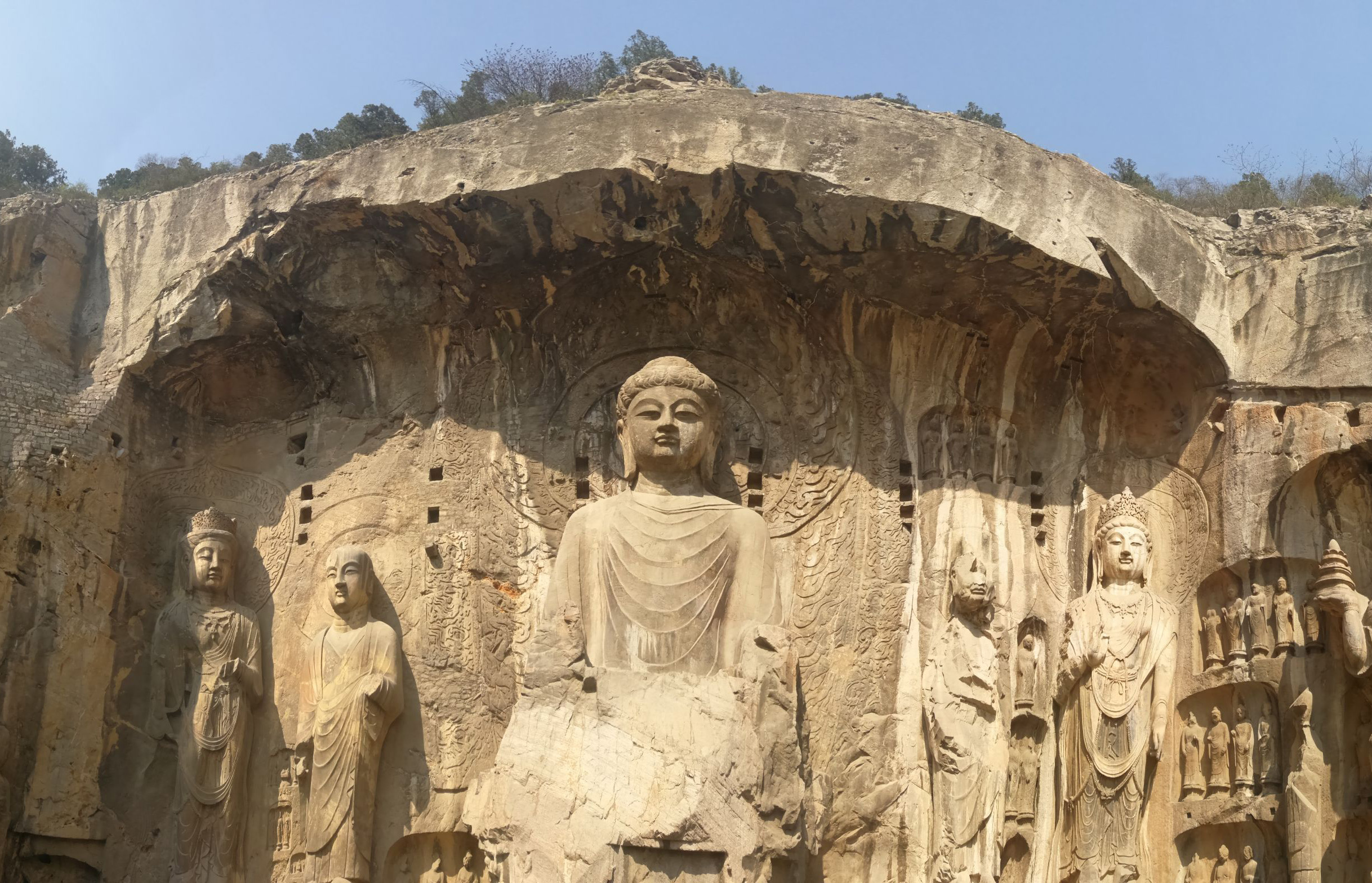 龙门石窟里面的卢舍那大佛，佛教雕塑的巅峰之作