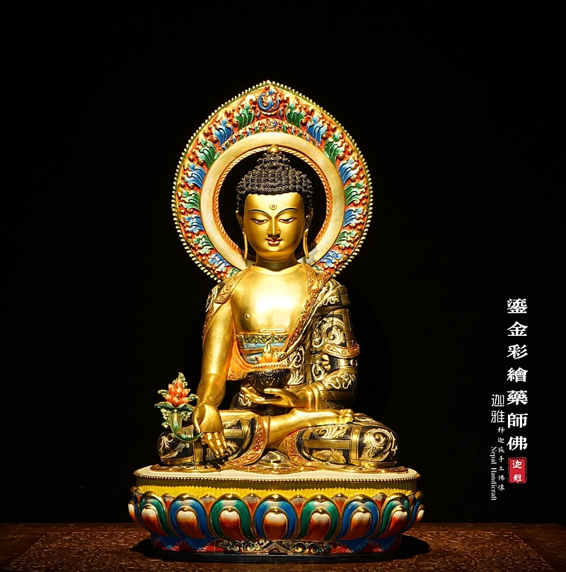 精雕细作的鎏金彩绘药师佛像