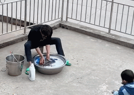 小朋友玩滑板车刹车不及时，一头栽进了爸爸洗衣服的盆子里