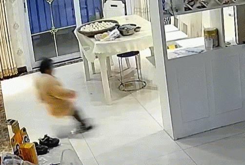 实力坑娃名场面：救子心切不但把自己摔倒，还踢娃一脚