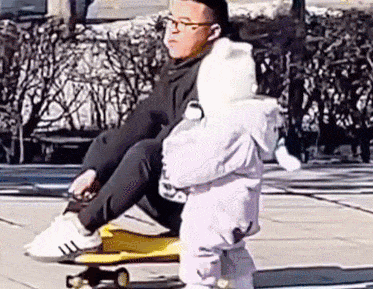 爸爸与宝宝角色互换，享受一下当宝宝的快乐