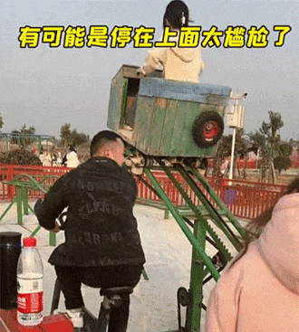 爸爸让女儿悬停在高处，这场面有点尴尬