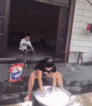 儿子和爸爸一起恶搞正在洗衣服的妈妈，真是欠揍啊