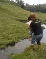 把宝宝抱起扔到水沟对面，自己却一头栽进了水里