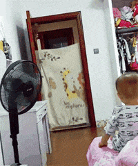 妈妈跟宝贝玩隐身魔术，逗得宝贝满屋找妈妈