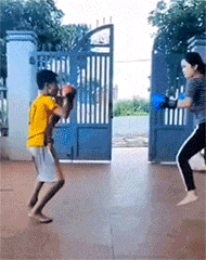 妈妈跟儿子对练拳击，被打疼鼻子后火力全开