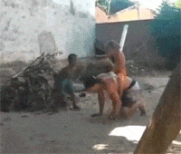 小孩骑在大人头上玩斗牛游戏，这“牛”演得真好