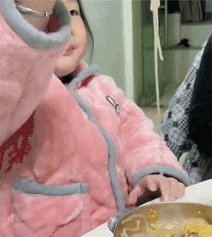 好不容易挑起面条的小女孩，一不留神被妈妈抢吃了