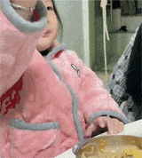 好不容易挑起面条的小女孩，一不留神被妈妈抢吃了