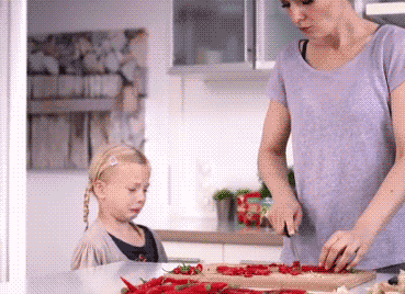 妈妈用切完辣椒的手指给女儿擦眼泪，这下哭得更惨了