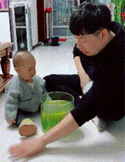 爸爸在宝宝眼前演示用手玩水会被打，真是通俗易懂