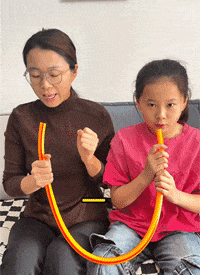 女儿跟妈妈一起比赛吹面粉，没想到女儿不按套路出牌