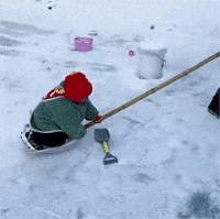 大人在雪地上拖着宝宝玩，转弯时一不留神就翻车