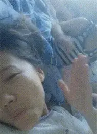 妈妈求宝贝亲亲脸蛋，没想到被呼了一巴掌，真是胆大包天