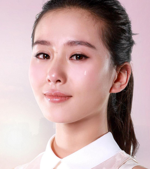 女人眼里饱含泪水的伤感图片