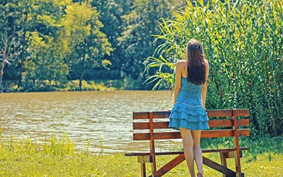 女人站在河边的孤独背影图片