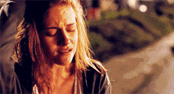 伤心的女人在大街上哭泣