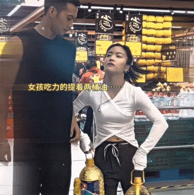 妹子提不动油了，让男友帮忙，没想到接下来的操作让人惊呆