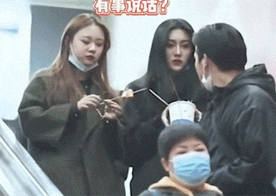 两位美女以为帅哥要加微信，不曾想遇到的是吃货讨东西吃