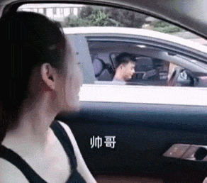 妹子停车搭讪帅哥，没想到女朋友当场闪现，场面好尴尬