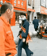 男人在外要时刻保护好自己，毕竟长得帅很容易被调戏