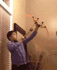 少年在家练箭被反弹打到眼睛，下次再也不在家里玩了