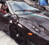 妹子坐豪车想拿手机拍个照，没想到手机掉在地上被车轮压坏