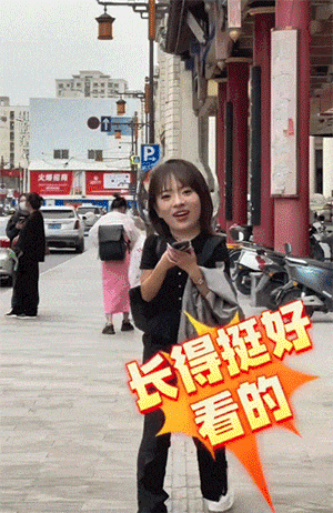 社牛老板拿大喇叭在店门口撩妹，顺便送两袋麻辣烫