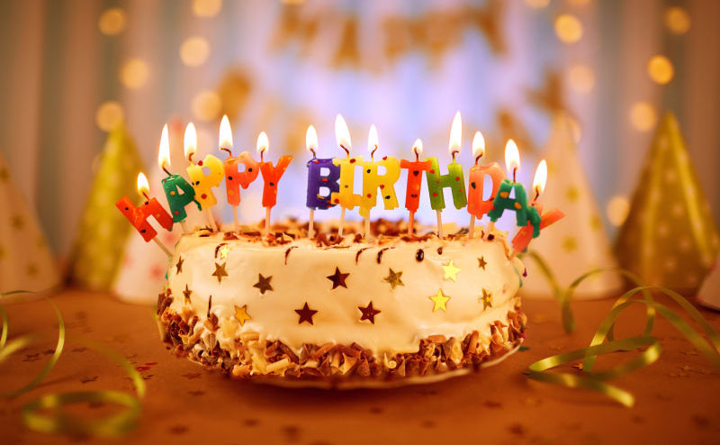 点燃生日蜡烛的Happy birthday