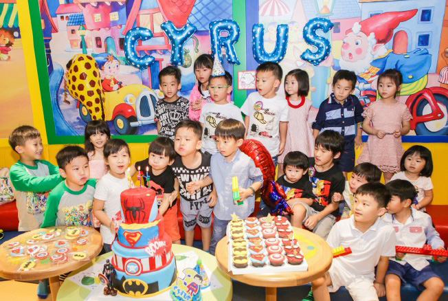 幼儿园小朋友们一起过生日的场景