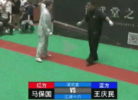 马保国被一拳击倒的动态图片