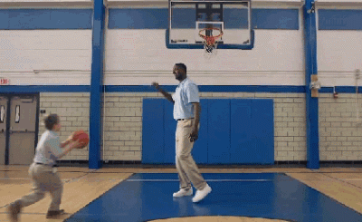nba球员与普通人打球的实力对比动图，好似大人与小孩的运动