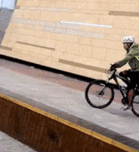 自信满满的骑行者以为能潇洒的下个台阶，没想到摔了个狗啃泥