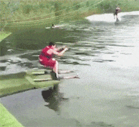 这该死的缘份，不期而遇的冲浪碰撞，一起双双落水