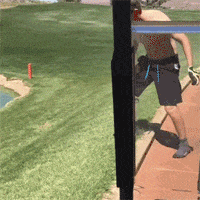 我本想帅气的跳个水，没想到水太浅，疼死我了