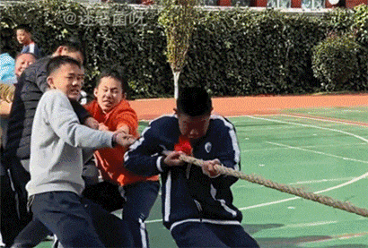 小学生拔河比赛中用夸张的表情引对方发笑泄气，这是名懂战术的孩子