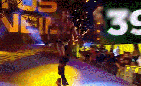 选手冲得太快，脚下滑倒，一下子钻进了擂台下面