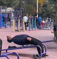 公园里练腰力的大爷，这体质比一般年轻人都好