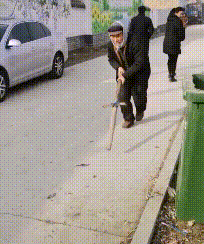 硬核大爷站在棍子上跳着玩，给你玩能保证不倒吗