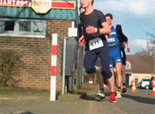 这里为什么会出现一根路杆呢？真的太让人蛋疼了