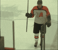 冰球运动员退场时被自己的球杆撞倒了