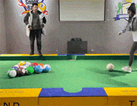 站在桌面上用球踢的桌球