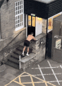 跑酷高手的敏捷身手，轻松爬上三层楼顶