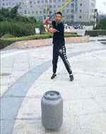 大神把煤气罐当成陀螺抽，真是会玩