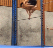 玩单杠手滑摔到地上，幸好下面有垫子保护