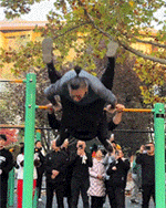 两位健身达人相互配合默契，在单杠上玩出转轮的花样