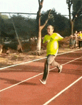 这位同学应该平时缺少运动，不然做不到这样的跳远效果