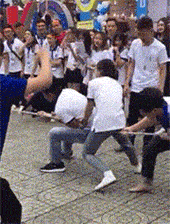 拔河显眼包上线，一招骑绳战术，直接打乱对面节奏