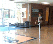 本想帅气凌空一跃，结果被绳子当场绊摔，帅不过三秒实锤