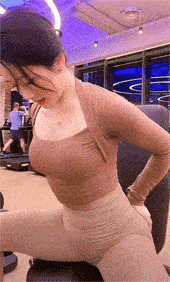 专注训练的健身辣妹，极致好身材，皆是日复一日苦练的成果